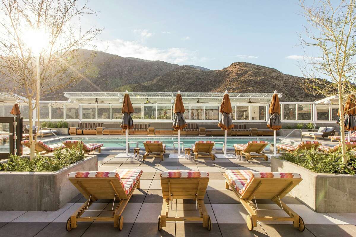 La piscina de la azotea en Kimpton The Rowan Palm Springs. 