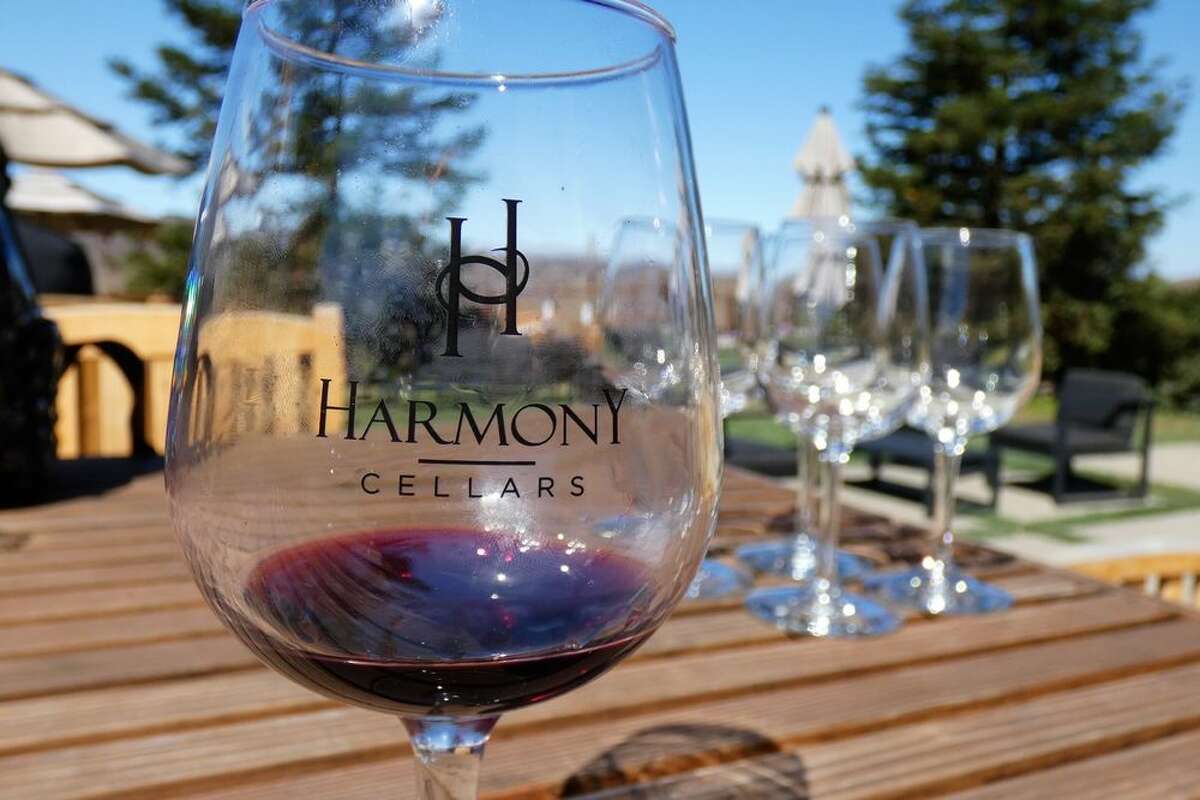 Una copa de vino tinto de Harmony Cellars, en Harmony, CA.