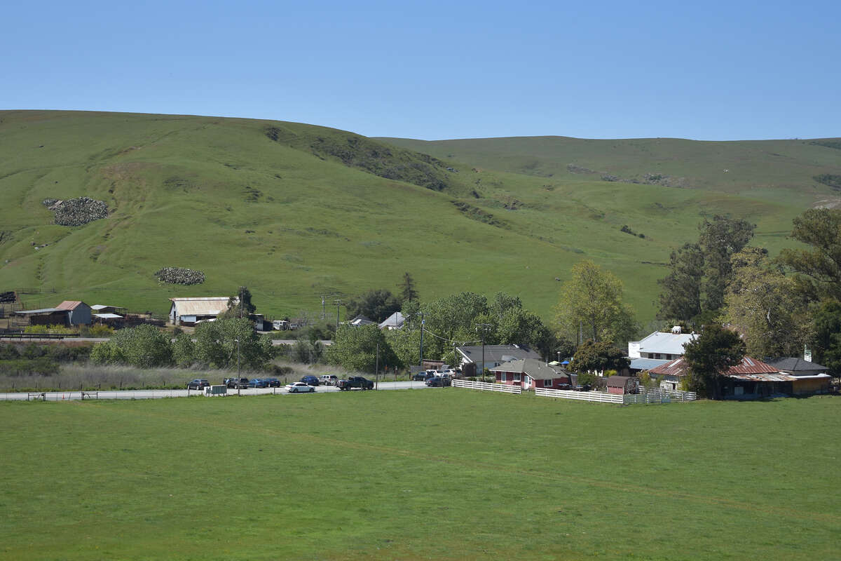 Una vista de la calle principal de Harmony, California, desde Harmony Cellars. 