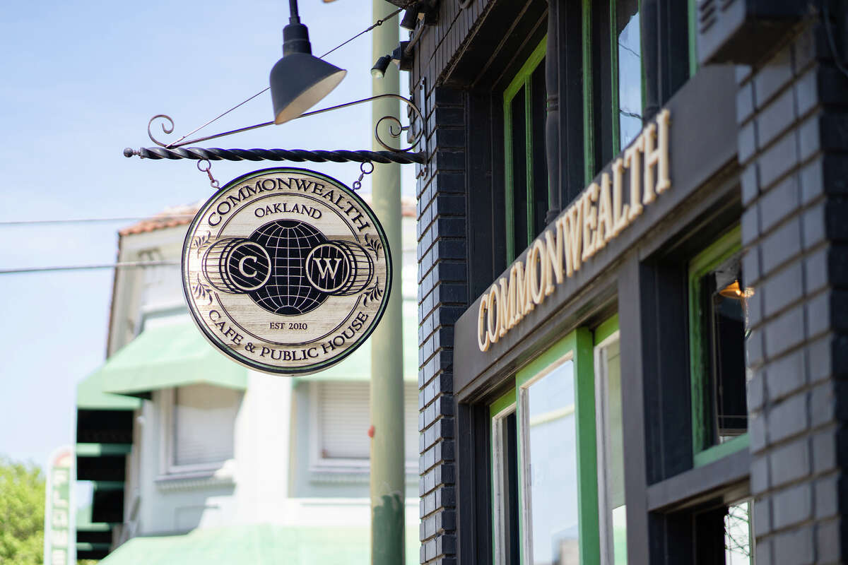 Café exterior y pub Commonwealth en Oakland. 