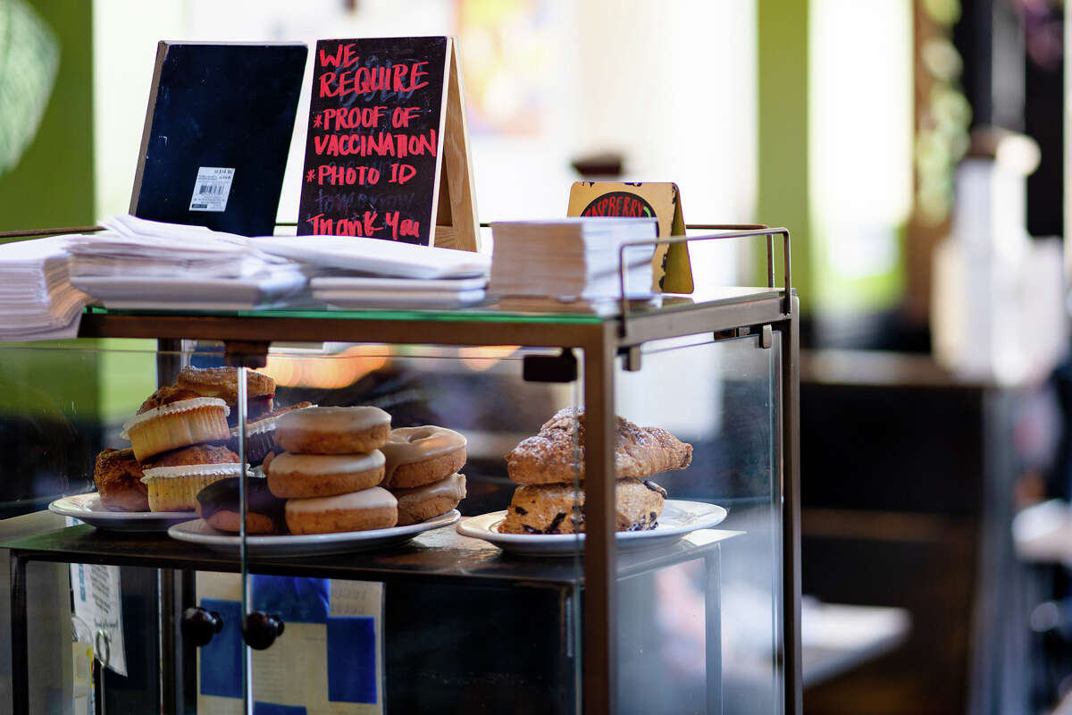 Los letreros en Commonwealth en Oakland informan a los clientes que el café requiere una máscara dentro del establecimiento. 