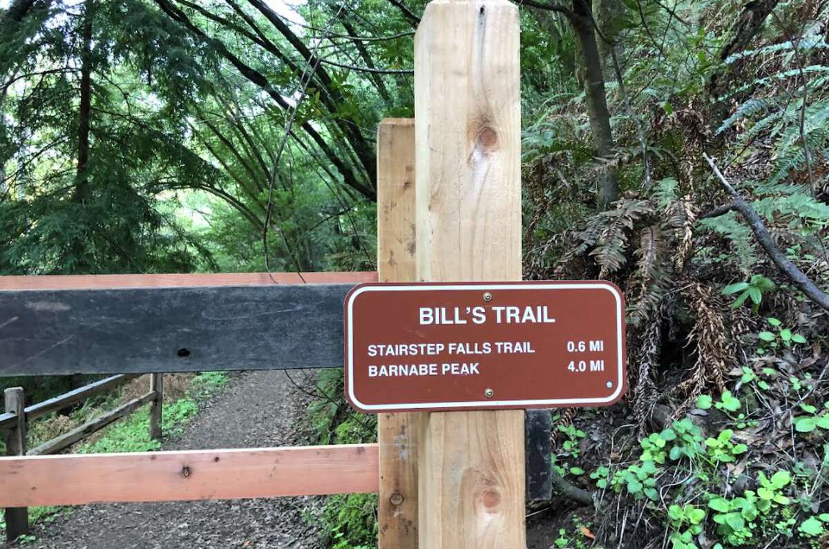 El letrero de Bill's Trail al escalar el monte Barnabe.