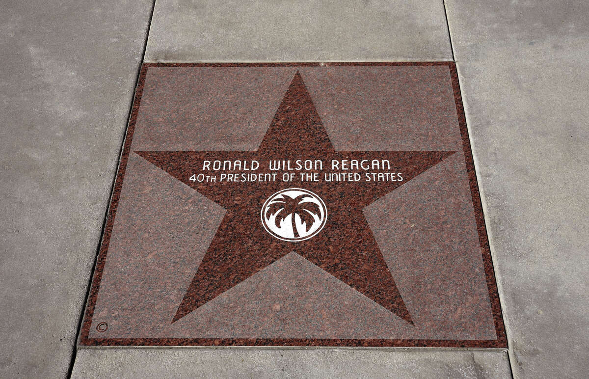El expresidente estadounidense Ronald Reagan se encuentra entre las celebridades y otras personalidades inmortalizadas con una estrella de granito a lo largo del Paseo de las Estrellas de Palm Springs en Palm Springs, California. 