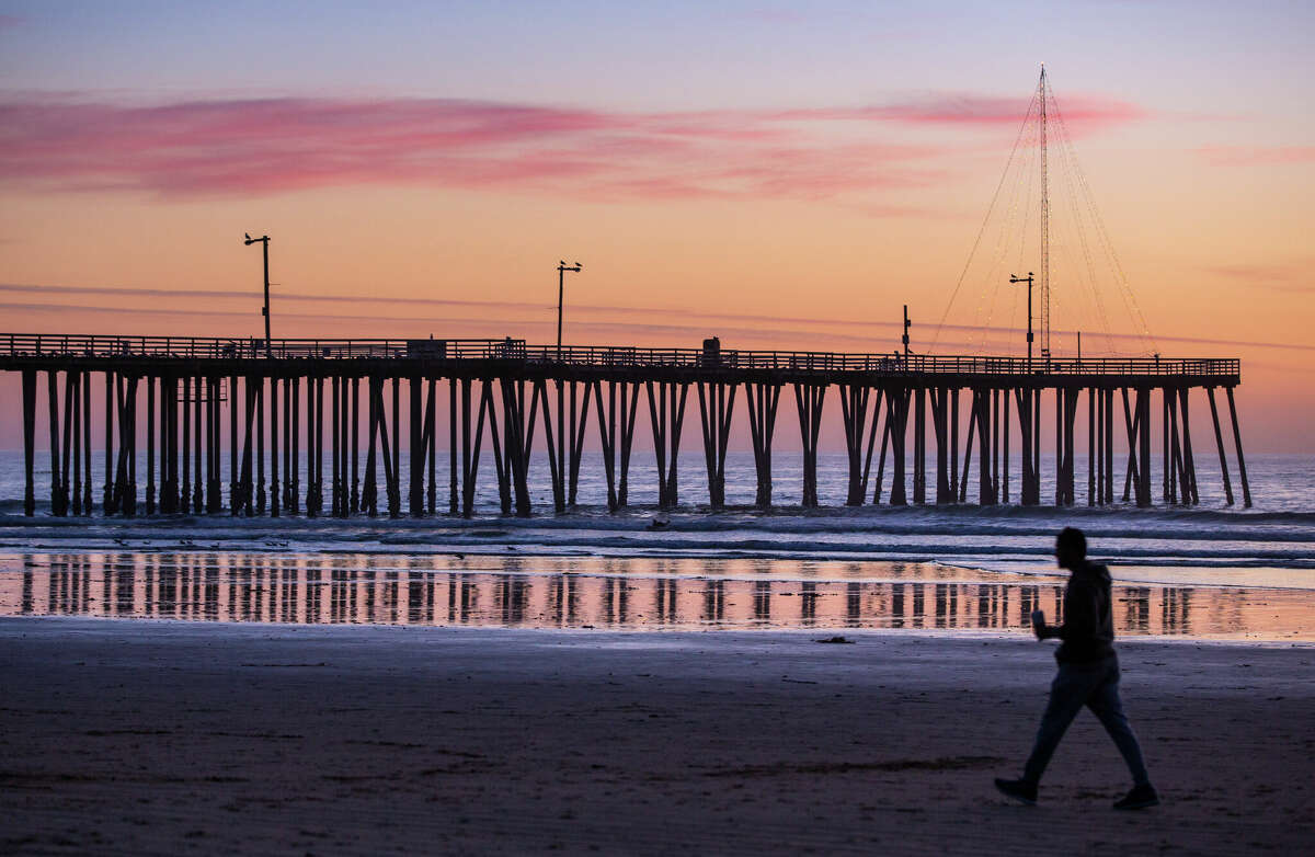 El sol se pone detrás del muelle en esta comunidad costera el 20 de diciembre de 2017 en Pismo Beach, California. 