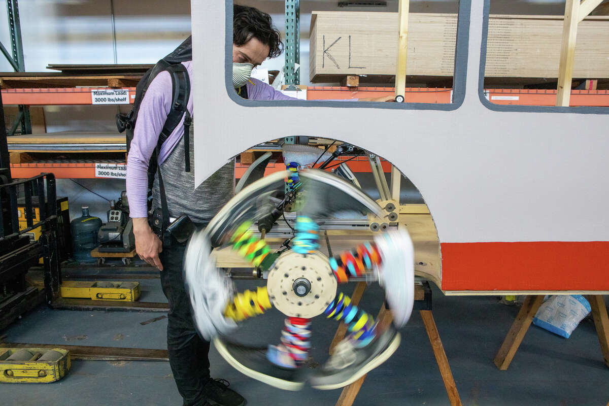 Robb Godshaw prueba la rueda del zapato en un corredor de caja de jabón llamado "Muni Toons" en el taller Exploratorium en San Francisco el 6 de abril de 2022. El equipo participará en el Soapbox Derby en McLaren Park este domingo.