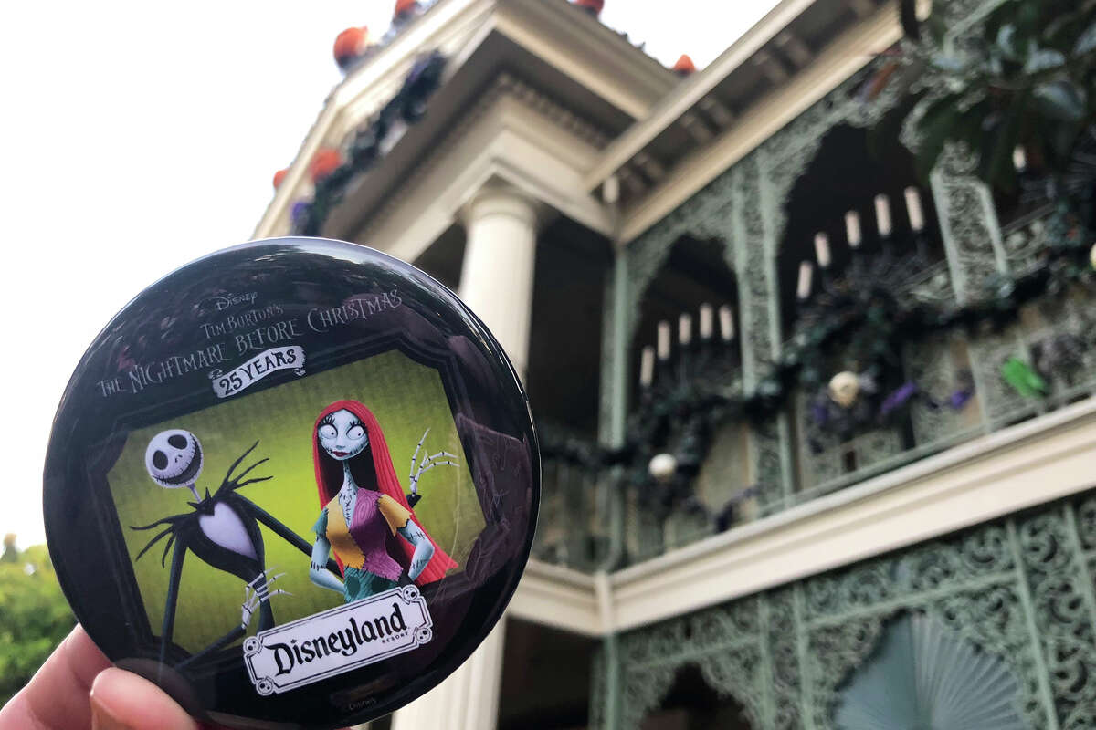 El botón gratuito de celebración que Disneyland entregó por el 25 aniversario de "A Nightmare Before Christmas".