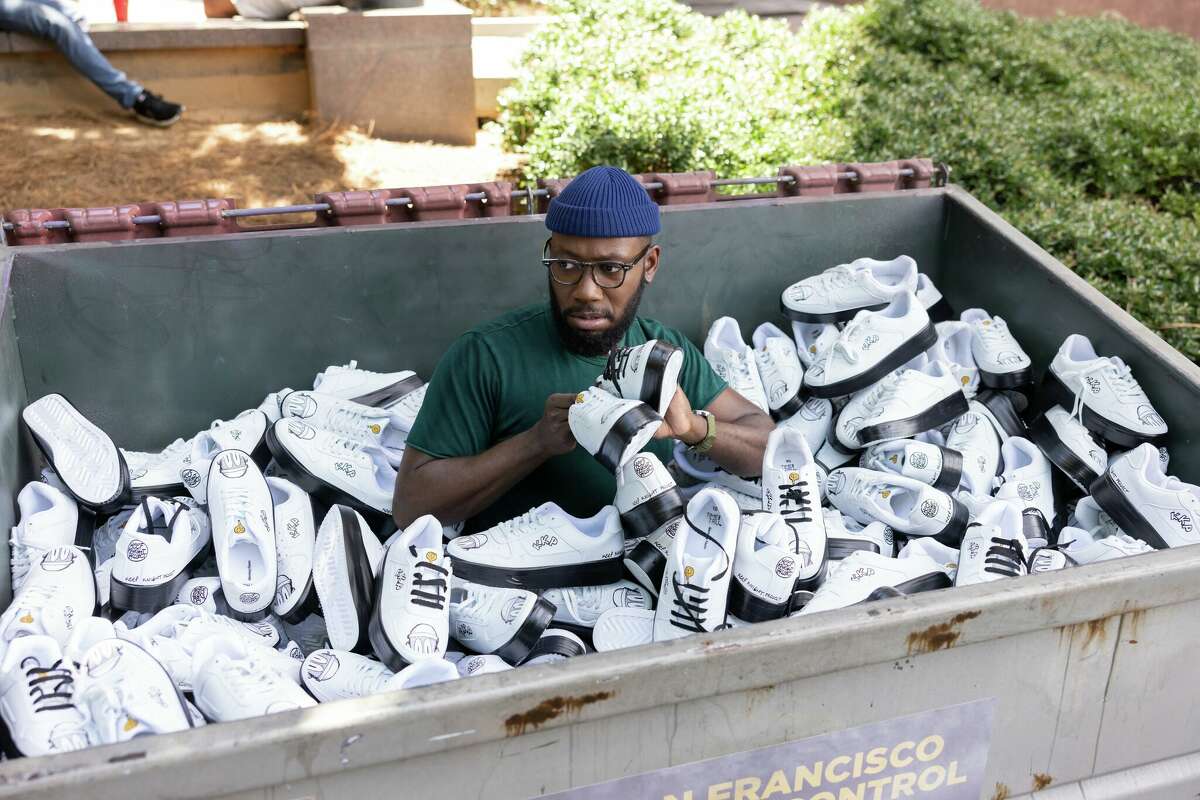 En la segunda temporada de "Desperté," Keef Knight (Lamorne Morris) lanza una iniciativa de zapatillas para la población sin hogar de San Francisco.