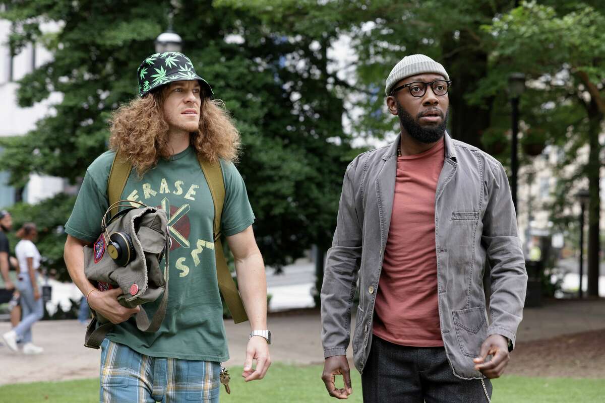 Lamorne Morris como Keef Knight y Blake Anderson como Gunther en la segunda temporada de Hulu's "Desperté."
