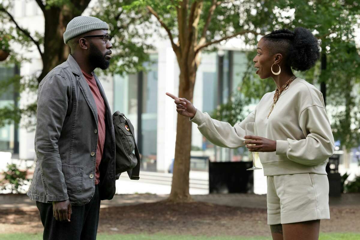 Lamorne Morris como Keef Knight y Sasheer Zamata como Ayana en la segunda temporada de Hulu's "Desperté."