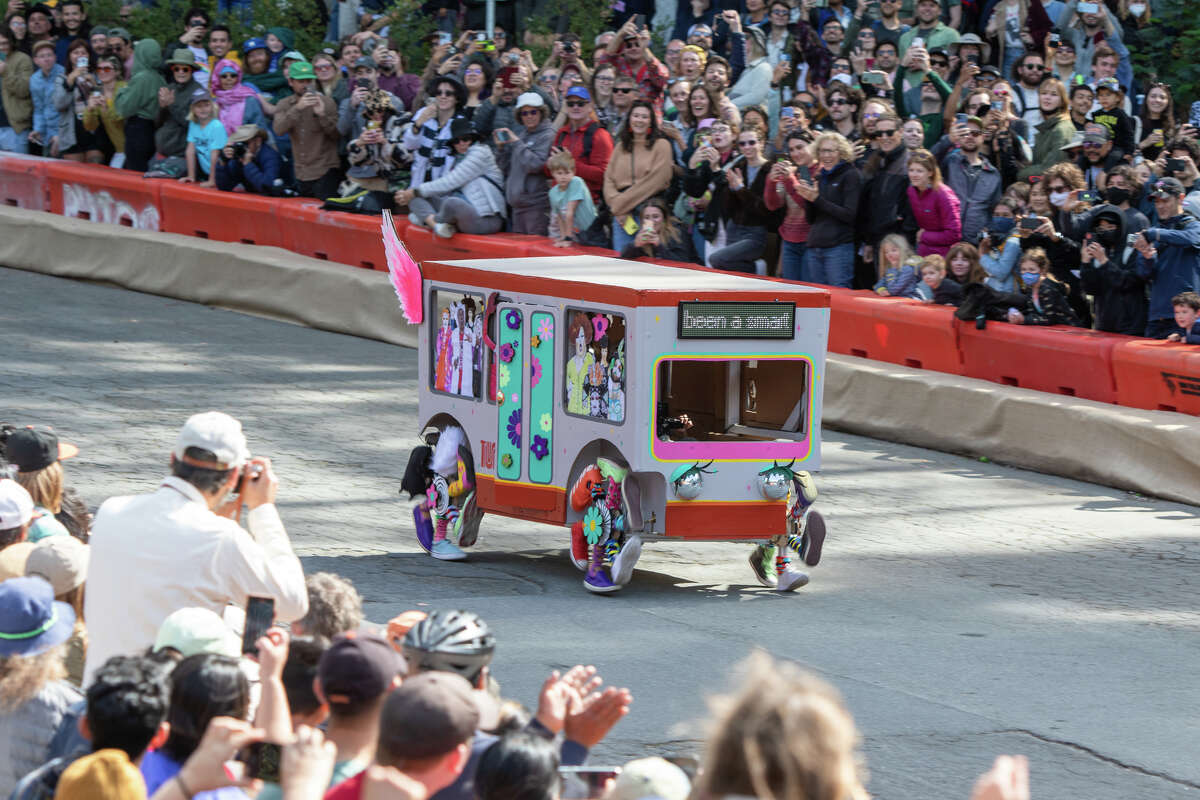 Un corredor llamado MUNI Toons corre por John F Shelly Dr. durante el SFMOMA Soapbox Derby en McLaren Park en San Francisco, California, el 10 de abril de 2022.