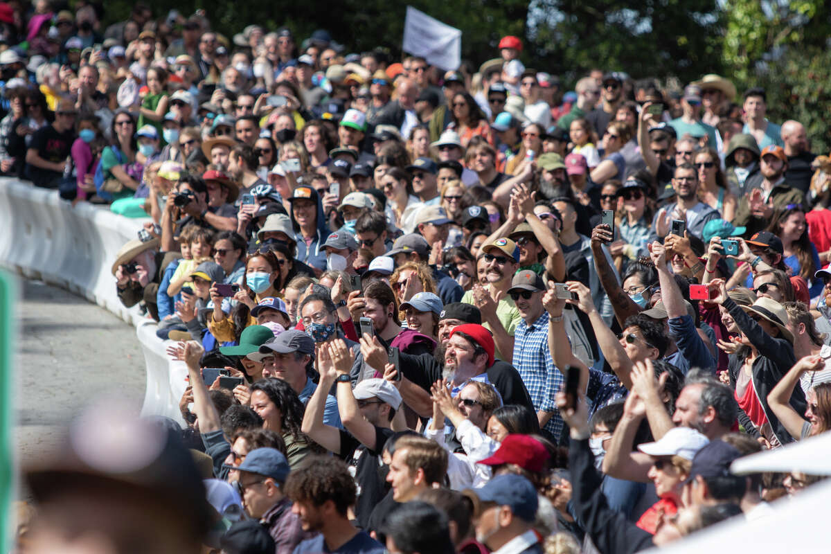 Los espectadores se alinean a los lados de la pista para ver a los corredores de la tribuna en John F Shelly Dr. durante el SFMOMA Soapbox Derby en McLaren Park en San Francisco, California, el 10 de abril de 2022.