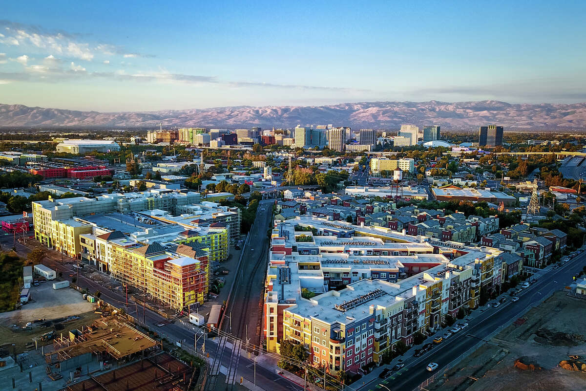 Foto tomada por un dron de la puesta de sol sobre el centro de San José, California.