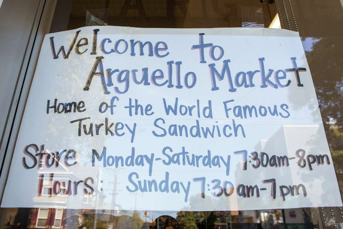 Un letrero de la ventana en Arguello Market en San Francisco, California, el 10 de abril de 2022. El mercado es el hogar autodenominado del 'World Famous Turkey Sandwich' en Arguello Market en San Francisco, California, el 10 de abril de 2022. 10 de enero de 2022. El mercado es el autodenominado hogar del 'Sándwich de pavo mundialmente famoso'.