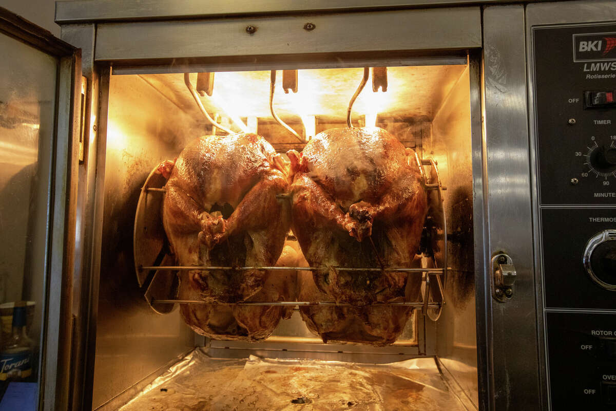 Asado de pavos para sándwiches en el Mercado de Arguello. Los clientes pueden elegir entre carne clara u oscura en capas con sus ingredientes favoritos. 