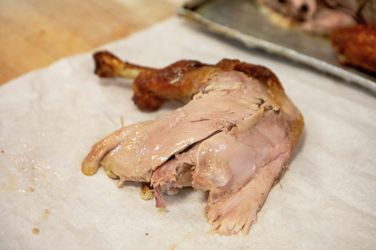 Un trozo de pavo cortado listo para ser colocado en un sándwich de pavo asado caliente en Argüello Market en San Francisco, California, el 10 de abril de 2022. El mercado es el autodenominado hogar del 'Sándwich de pavo mundialmente famoso'.