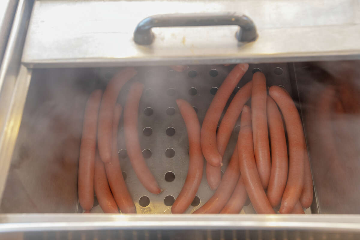 Los perritos calientes Casper se cocinan al vapor y están listos para los clientes en Caspers Hot Dogs en Hayward, California, el 7 de abril de 2022.