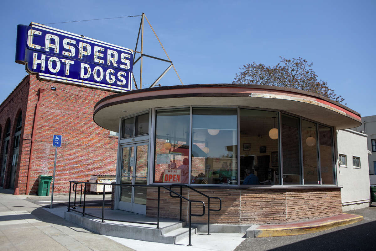 El exterior de Caspers Hot Dogs en C Street en Hayward, California, el 7 de abril de 2022.