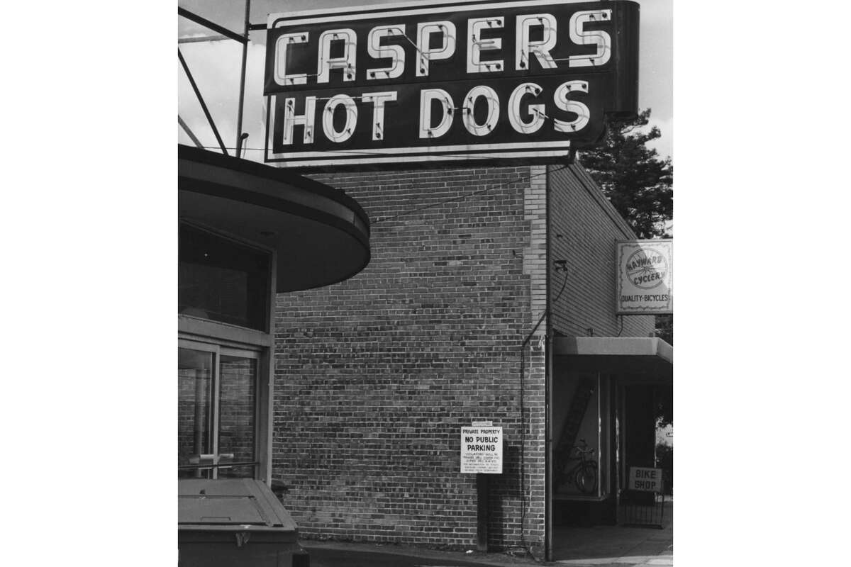 Caspers Hot Dogs ubicado en 951 C St. en Hayward en 1988. El negocio existe desde 1934 y tiene varias ubicaciones en el Área de la Bahía. 