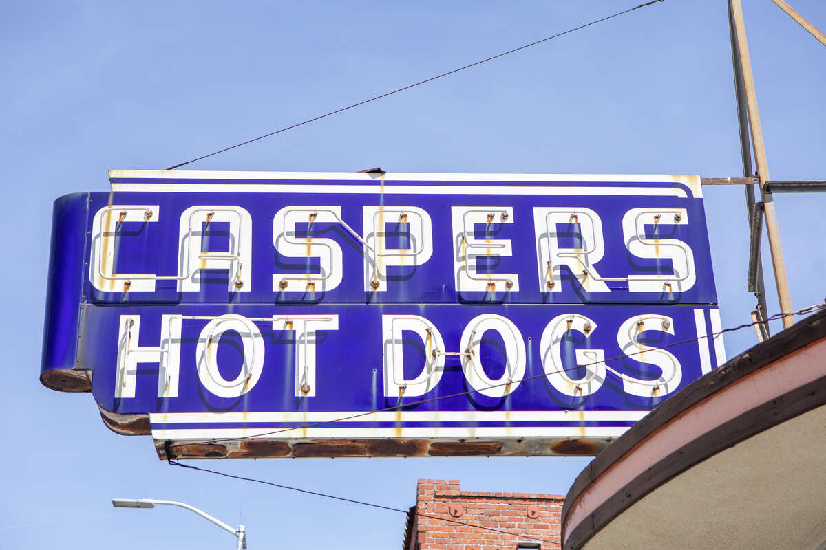 El letrero frente a Caspers Hot Dogs en C Street en Hayward, California, el 7 de abril de 2022.