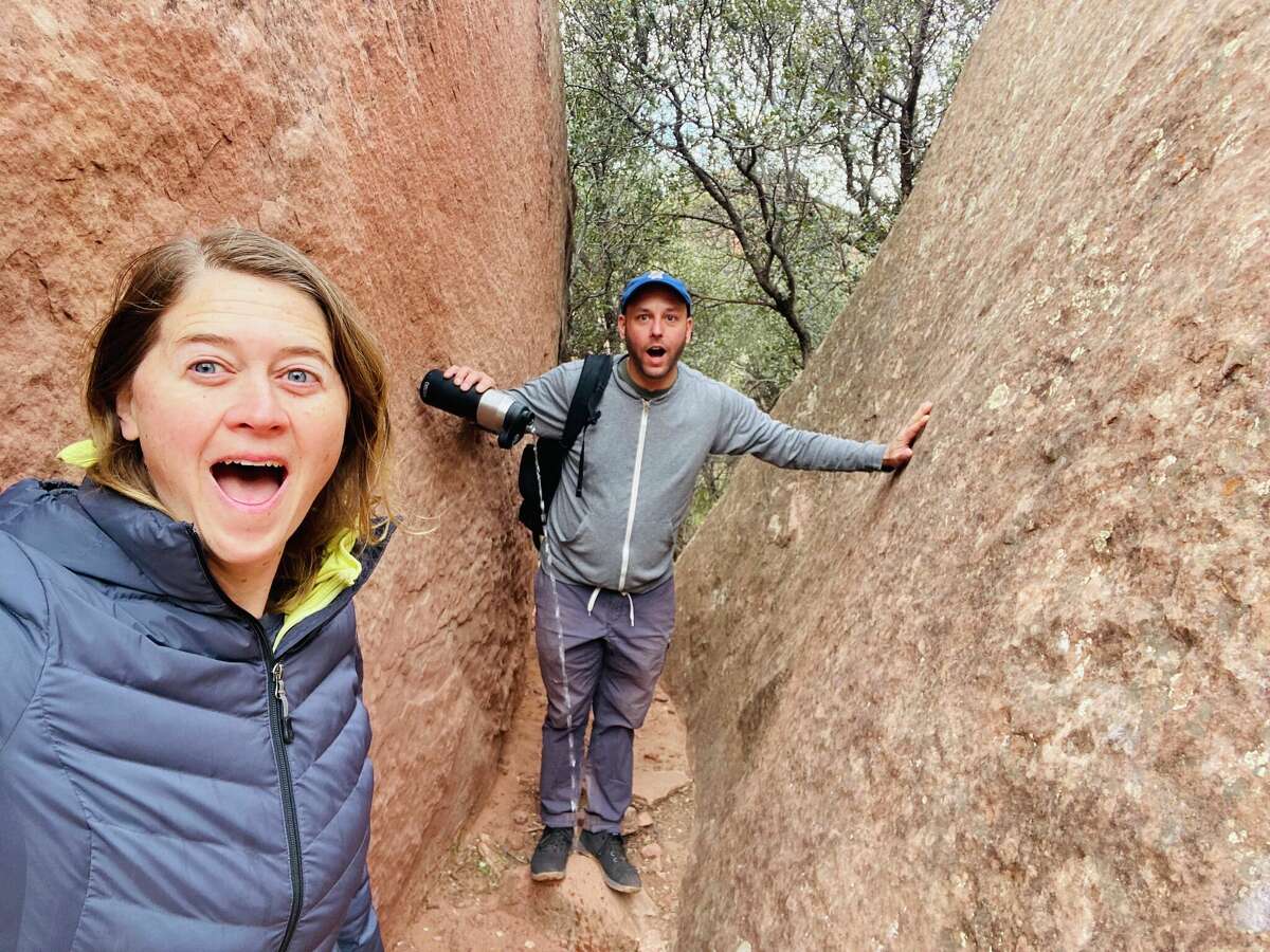 En Watchman Trail del Parque Nacional Zion, la autora y su pareja tropezaron con una roca dividida y fingieron que era el Estrecho. 