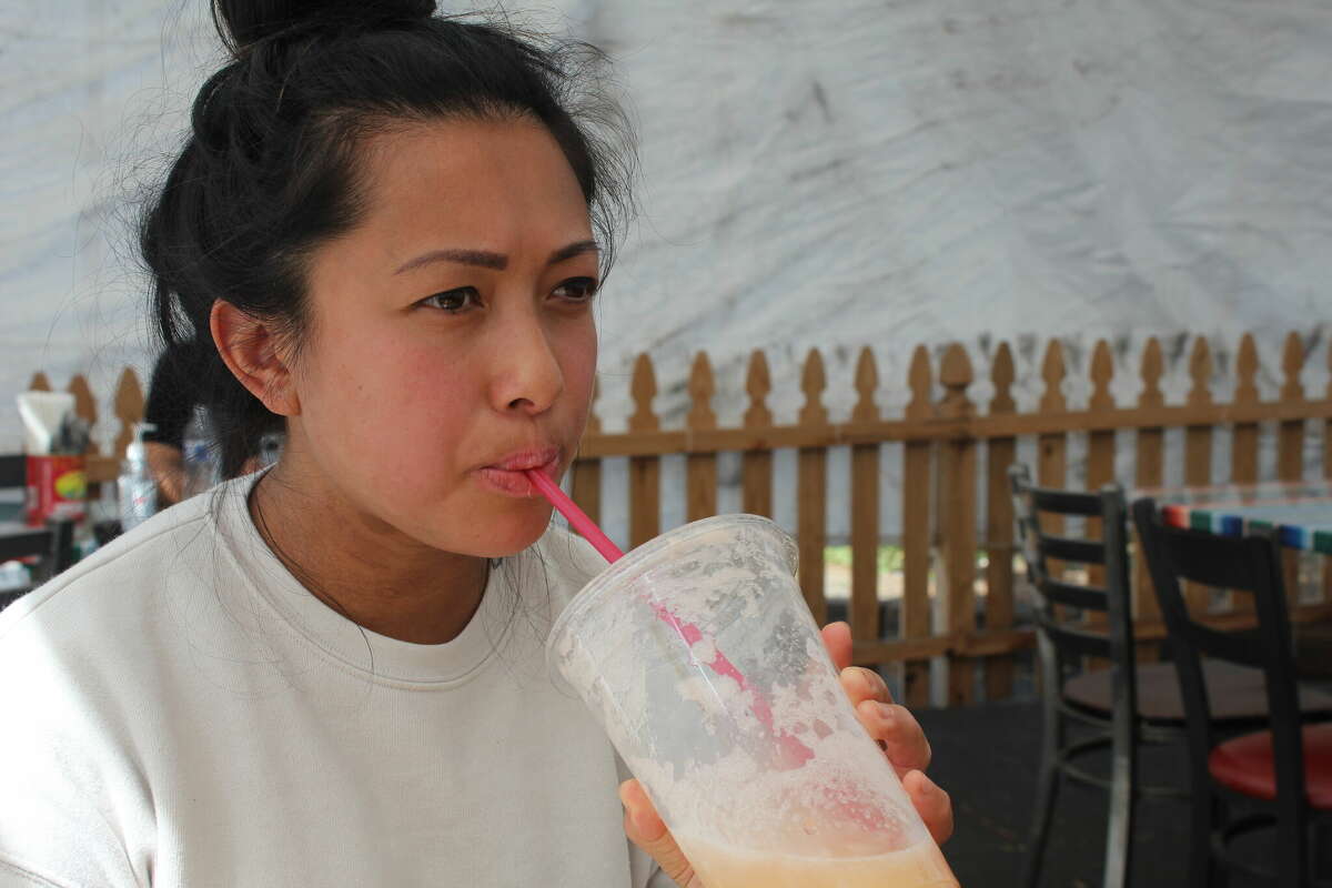Monique Feybesse, chef/propietaria de Tarts de Feybesse en Vallejo, bebe agua fresca de melón en Tacos El Patrón en Pleasant Hill.