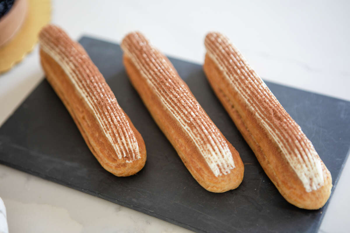 Algunos canutillos de tiramisú horneados por Monique Feybesse en la cocina de su casa en Vallejo, California, el 8 de abril de 2022. Monique y su esposo Paul hornean ellos mismos todos los pasteles y panes creados por su compañía Tarts de FeyBesse.