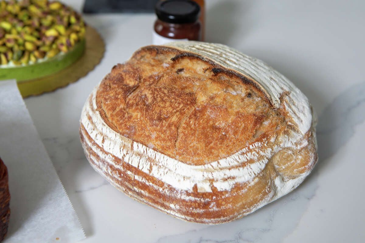 Una hogaza de pan levin de masa fermentada orgánica recién horneada exhibida en la cocina de la casa de Monique Feybesse en Vallejo, California, el 8 de abril de 2022. Monique y su esposo Paul hornean todos los pasteles y panes creados por su compañía Tarts de FeyBesse.
