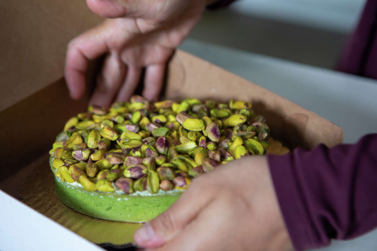 Monique Feybesse muestra una tarta de pistacho hecha esa mañana en la cocina de su casa en Vallejo, California, el 8 de abril.