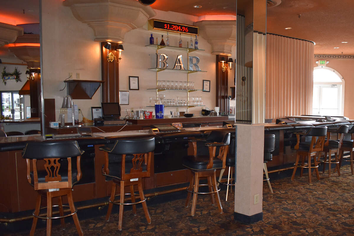 El bar en el Nevada Ballroom del Tahoe Biltmore Lodge and Casino en Crystal Bay, Nevada, está vacío. La propiedad legendaria será demolida el 1 de mayo. 