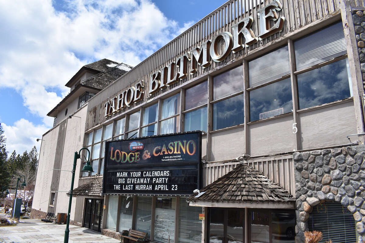 La marquesina del Tahoe Biltmore Lodge and Casino anuncia sus planes para su fiesta final. Un desarrollador de bienes raíces con sede en el condado de Orange compró la propiedad en octubre pasado y tiene planes de demoler el amado edificio el 1 de mayo. 