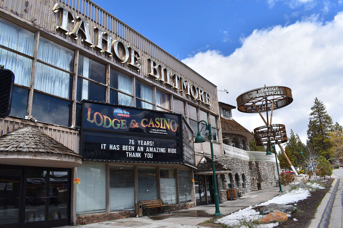 Una marquesina que agradece a los patrocinadores del Tahoe Biltmore Lodge and Casino por más de tres cuartos de siglo en funcionamiento actualmente saluda a los últimos visitantes de la legendaria propiedad. 