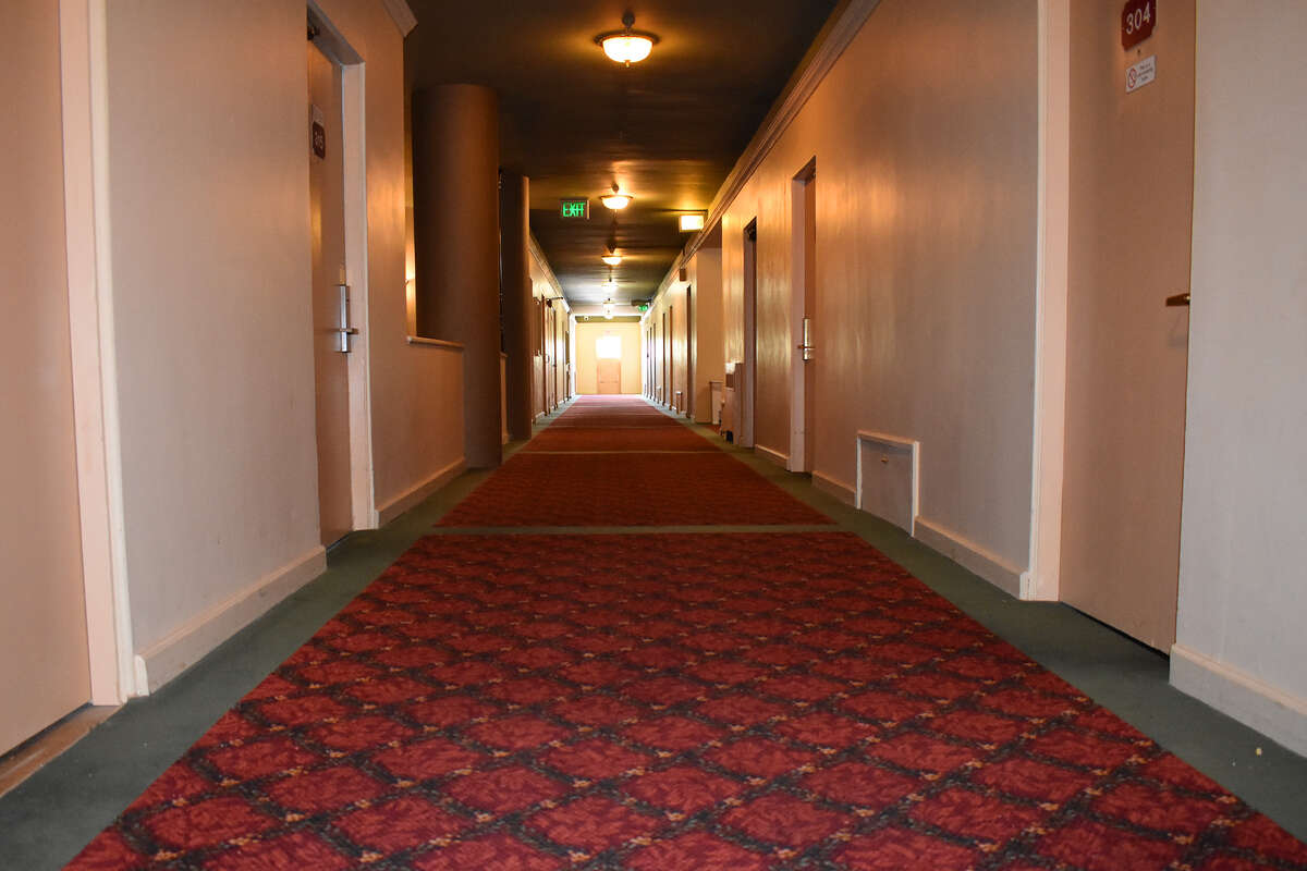 Mary, el fantasma, no volverá a acechar los pasillos del legendario Tahoe Biltmore Lodge and Casino. El último día de operaciones de Bilty es el sábado 23 de abril y el edificioestá programado para su demolición la semana siguiente. 