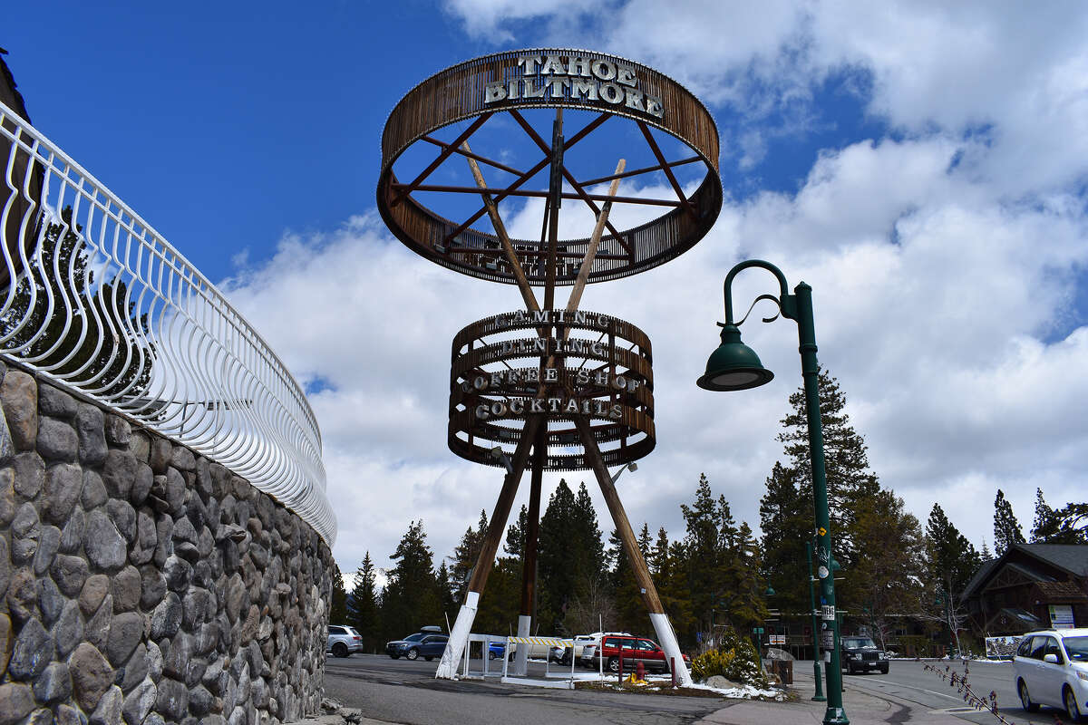 Cuando los californianos cruzaron la frontera del estado de Nevada en la costa norte del lago Tahoe, fueron inmediatamente recibidos por el letrero característico del Tahoe Biltmore Lodge and Casino. UN "último hurra" fiesta para la propiedad se llevará a cabo el sábado 23 de abril. 