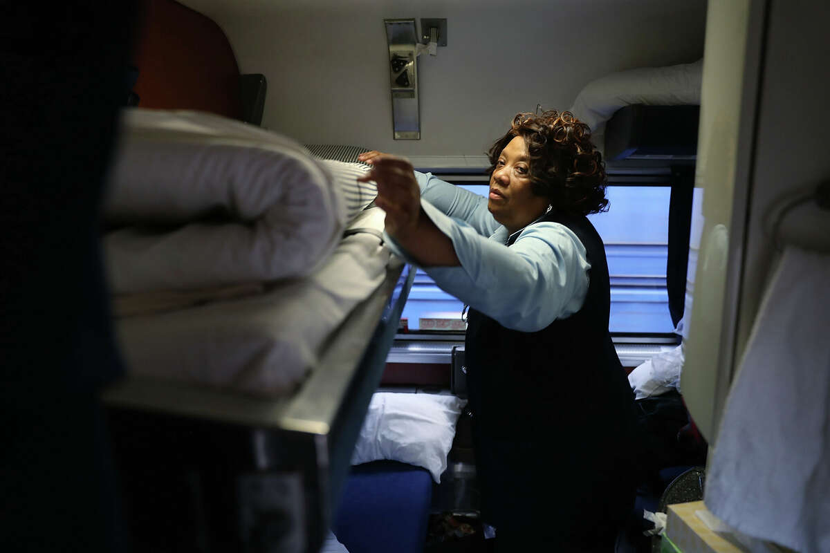 Patricia Johnson hace una cama en una de las habitaciones de un coche cama en el California Zephyr de Amtrak.