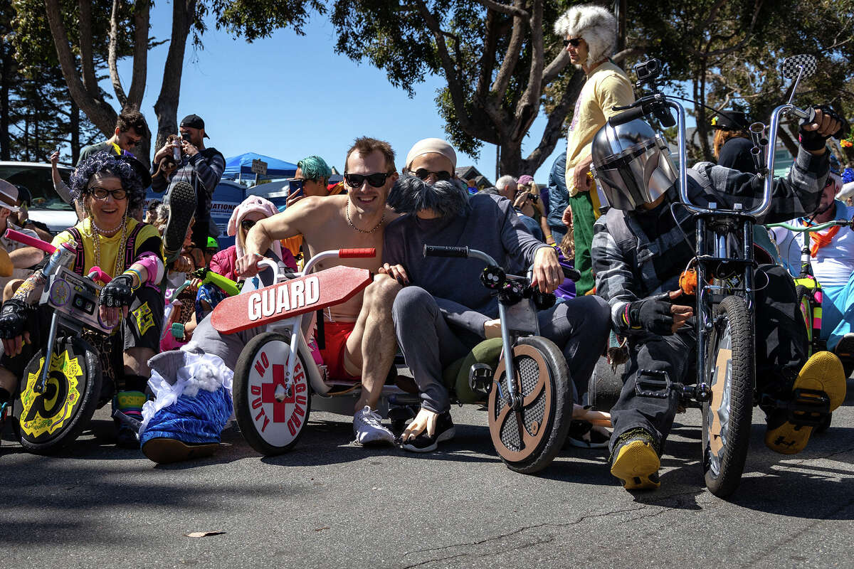 Los participantes disfrazados se preparan para descender por la calle Vermont durante el evento anual Trae tu propia rueda grande, el domingo 17 de abril en San Francisco. 