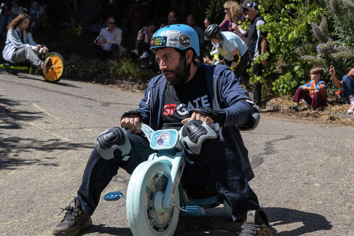 El editor de cultura de SFGATE, Dan Gentile, desciende por Vermont Street durante el evento Bring Your Own Big Wheel del domingo de Pascua.