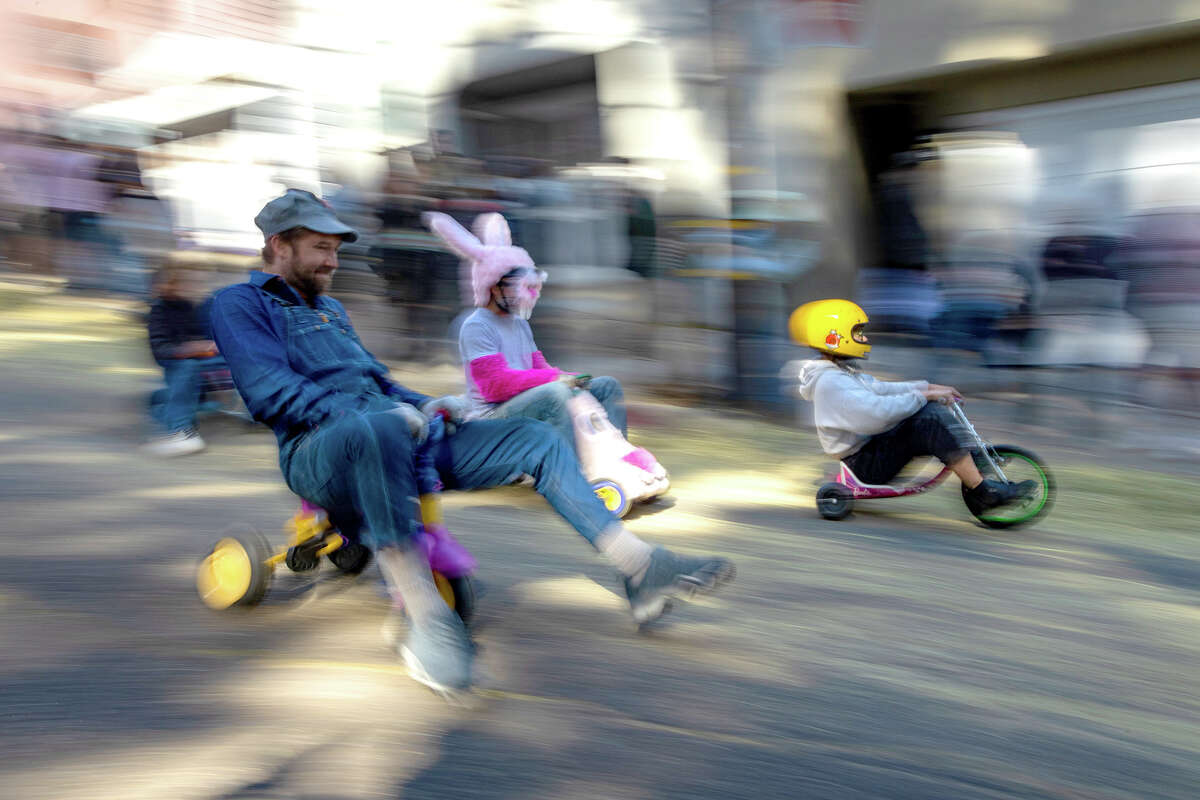 Los corredores descienden por Vermont Street durante el evento anual Bring Your Own Big Wheel, el domingo 17 de abril en San Francisco. 