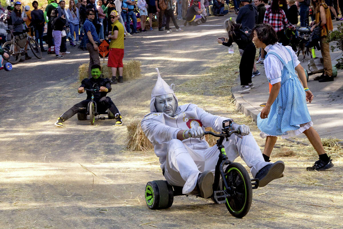 Los corredores descienden por Vermont Street durante el evento anual Bring Your Own Big Wheel, el domingo 17 de abril en San Francisco. 