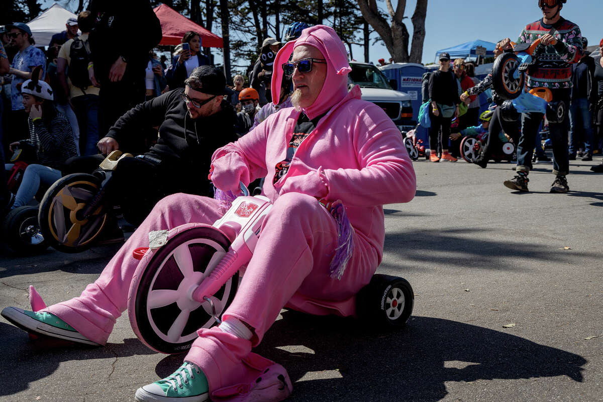 Los participantes disfrazados se preparan para descender por la calle Vermont durante el evento anual Trae tu propia rueda grande, el domingo 17 de abril en San Francisco. 