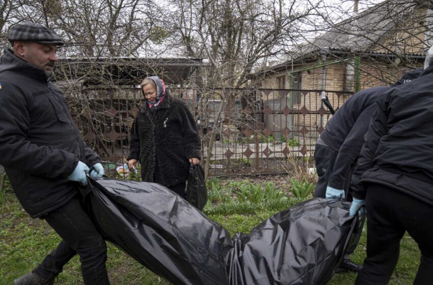 AP PHOTOS: El artista recupera los cuerpos en la ciudad ucraniana de Bucha