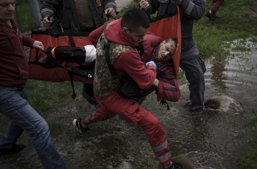  AP PHOTOS: La guerra de Ucrania queda grabada en los rostros de los heridos y de los afligidos