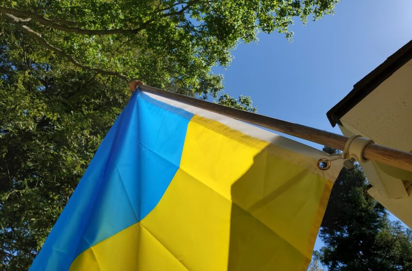  Bandera ucraniana en una casa del Área de la Bahía encontrada arrancada y cubierta de heces, según la policía