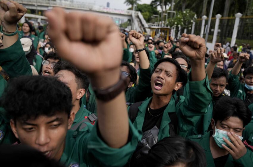  Cientos de personas protestan en Yakarta por el retraso de las elecciones de 2024
