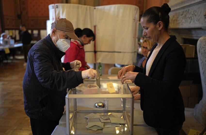  EXPLAINER: Cómo funciona el sistema de votación de la vieja escuela en Francia