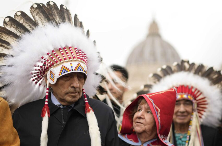  El Papa pide una disculpa histórica a los indígenas por los abusos de Canadá