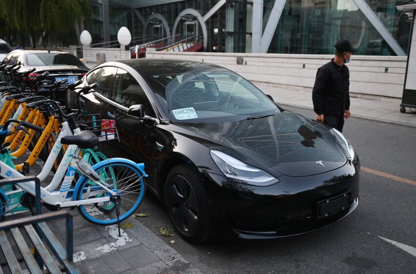  El acelerador del Tesla se atascó yendo a 83 mph en una autopista de California, alega el conductor
