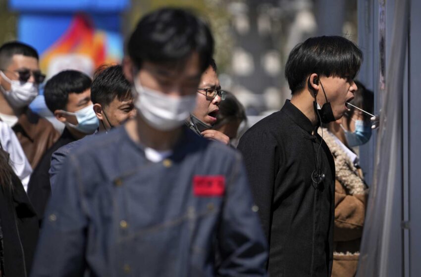  El cierre de Shanghái desencadena quejas al aumentar los casos de COVID