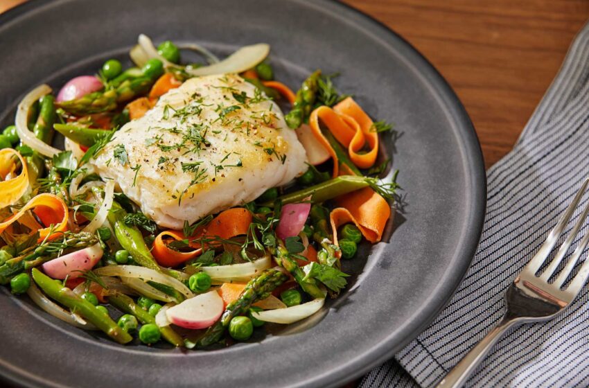  El halibut con verduras de primavera es una colorida comida de una sola sartén