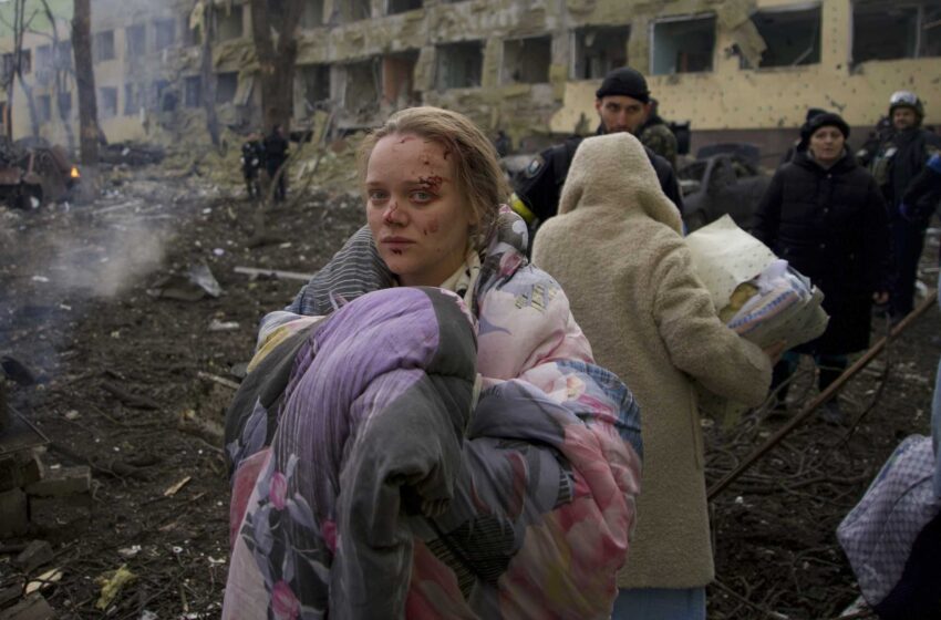  El vídeo de un bloguero ucraniano alimenta la información falsa sobre el bombardeo de Mariupol