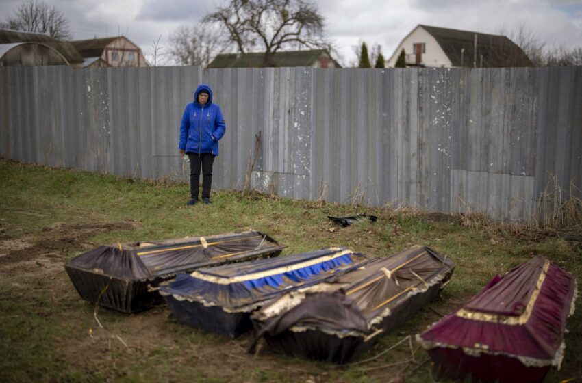  Esta tierra está manchada de sangre”: Un pueblo de Ucrania desentierra a los muertos